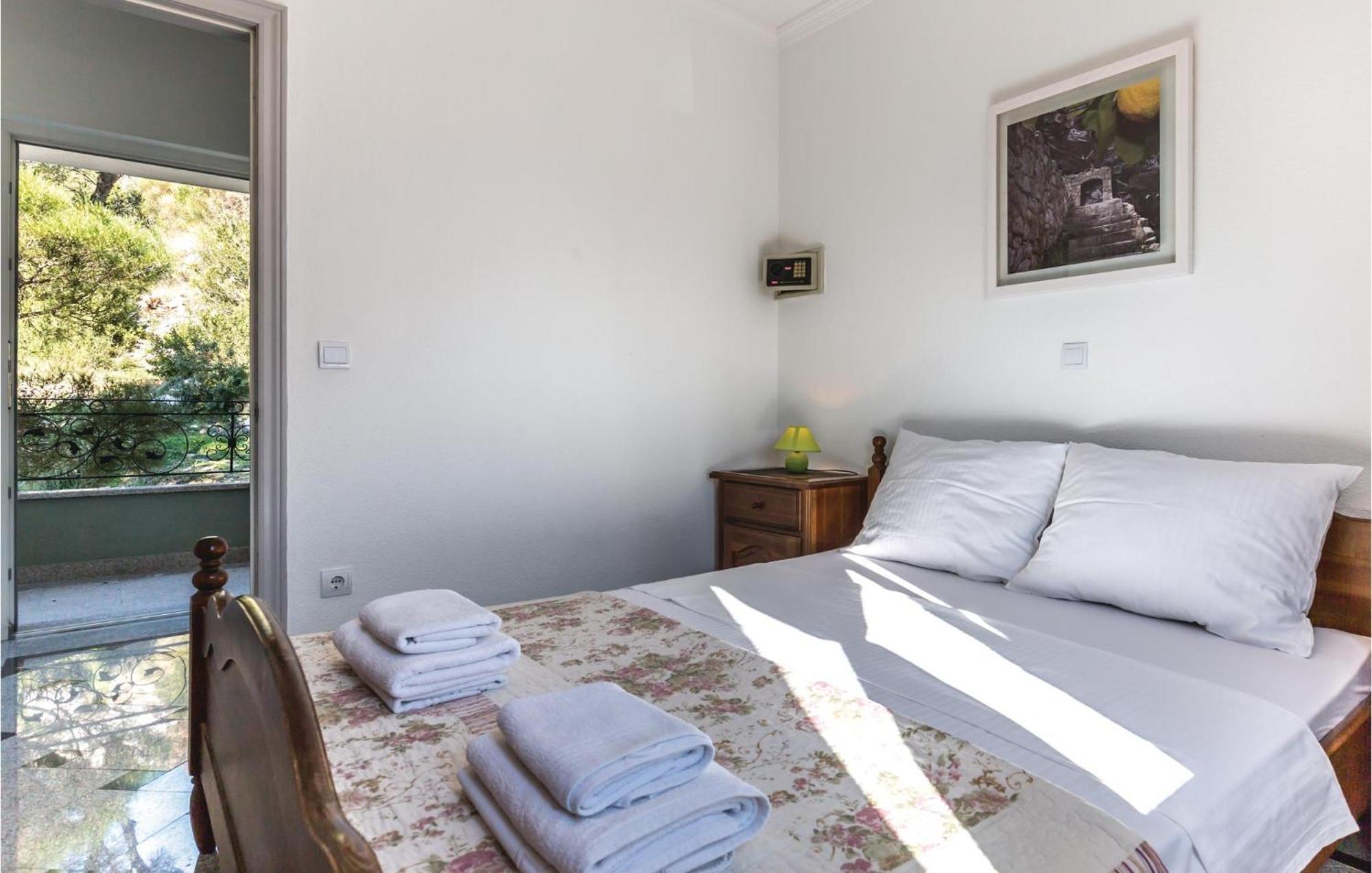 Amazing Apartment In Makarska With House Sea View Buitenkant foto